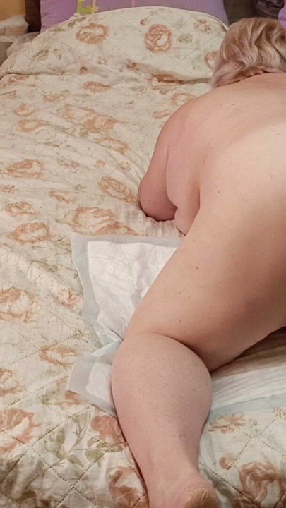 Büyük götlü kayınvalide seks makinesiyle büyük kıllı amına mastürbasyon yaparak boşalıyor | Klip 1