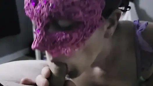 Tante nakal dengan topeng pink lagi asik nyepong kontol sambil telan sperma