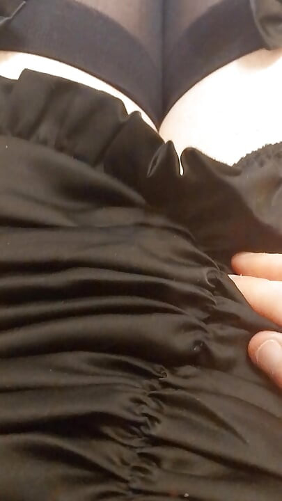 Sissy klaarkomen in rok en lingerie