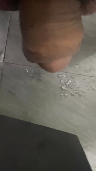 In the bathroom, there was a cock that was getting an erection, only knowing how to endure it, not having to do it