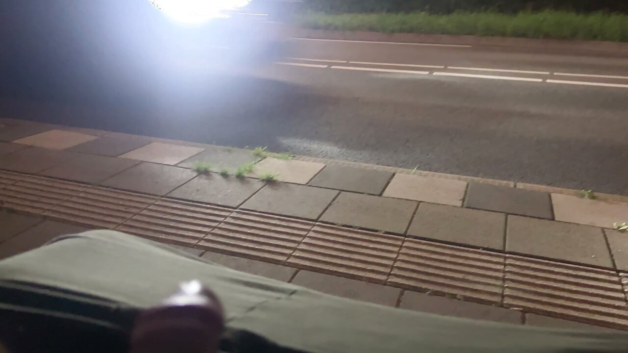 Leker med penis på busstoppet