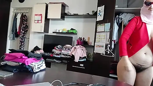 Istri amatir bersenang-senang mencoba pakaian dan memotongnya.