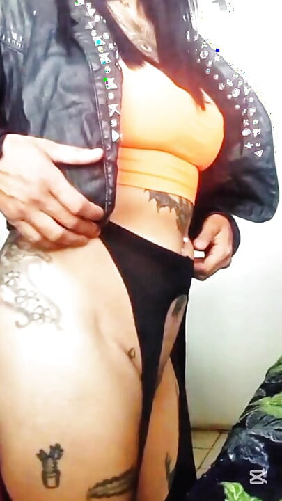 Büyük memeli güzel gotik kız