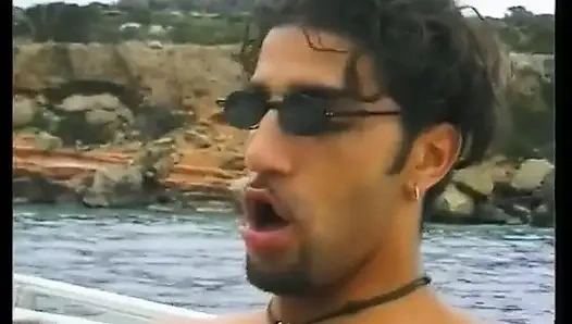 İki arkadaş İbiza'da tatilde ve ateşli piliçleri sikiyor.