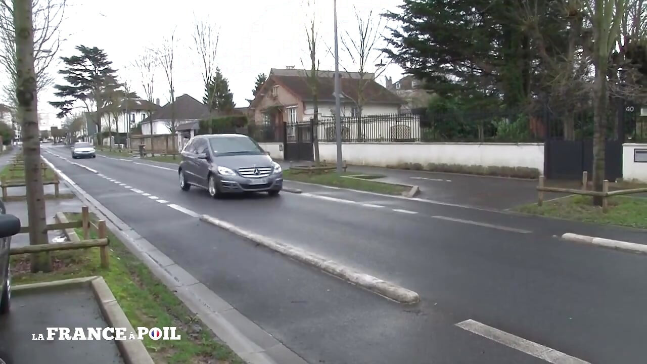 Красиву молоду брюнетку з великими цицьками спокусив порноактор