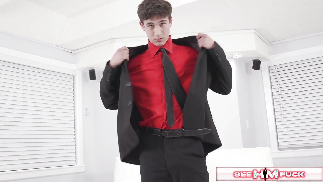 توني لوفلوكس يتباهى بزبه بينما يؤكل طيزه!