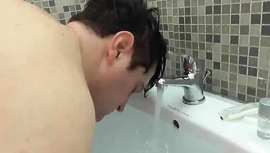 Госпожа Amrita трахает свою сучку, трахает страпоном в общей ванной