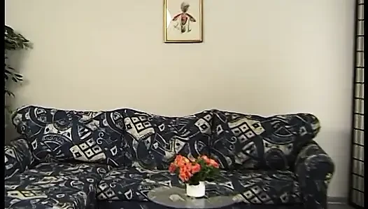 Heiße schätzchen lutschen und reiten abwechselnd einen massiven schwanz auf dem sofa