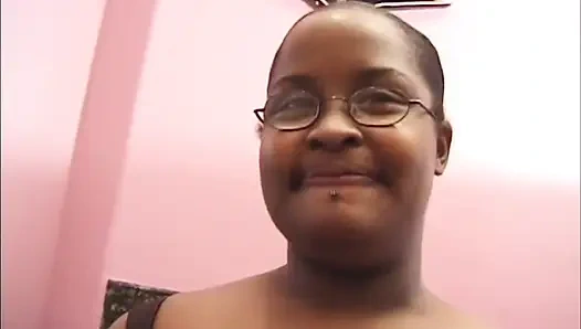 Dev vücutlu zenci bebek amcık sikişiyor... Memelere boşalma