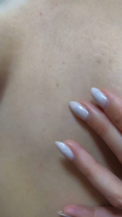 Mulheres de verdade têm orgasmo depois de lamber os peitos e chupar | Clipe 1