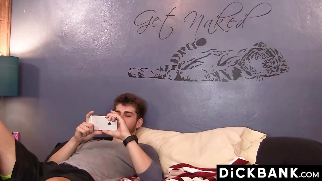 Knappe Andrew James trekt zijn harde pik af tijdens het kijken naar porno