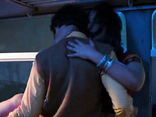 Une bhabhi se fait baiser dans un bus