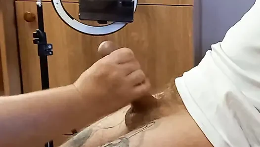 Crot sperma dari stimulasi penis manual oleh wanita gemuk - close up