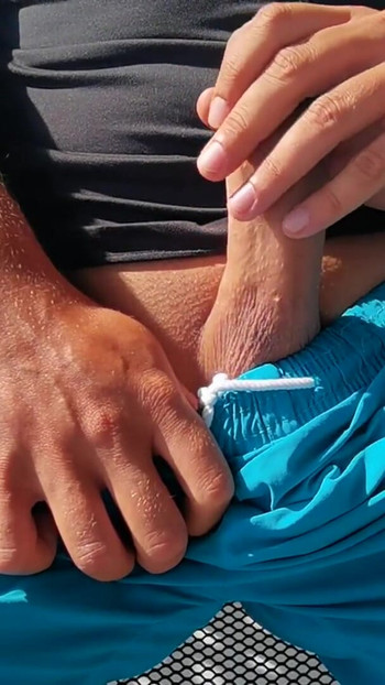 Zapanjujući trenutak iz filma "Dečko koji je skoro uhvaćen kako na hotelskom balkonu"