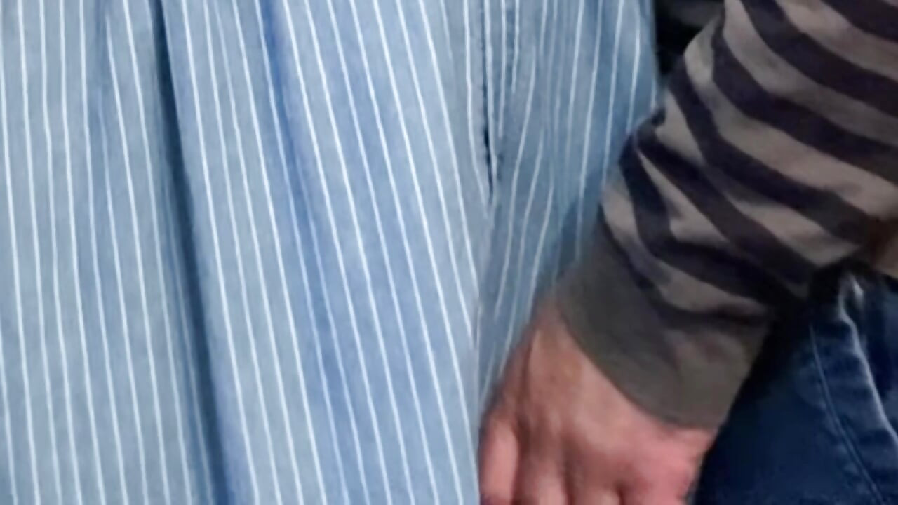 Извращенец трахает пальцами под моим платьем, трахает пальцами мою киску
