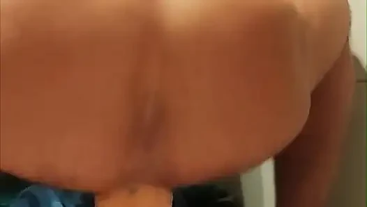 Arkadaşımın evinde, iç çamaşırını çaldı ve orgazma ulaştı, Bathroom.mp4