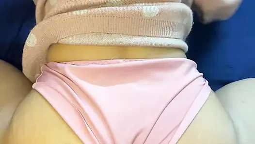 Üvey kız kardeşlerin ateşli arkadaşı Riya evime geldi büyük göğüsleri bana ereksiyon verdi - Hintli desi göğüslere basıyor ve sikişiyor