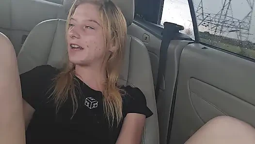Süße blonde dildo fickt ihre muschi, während ihr Über-fahrer zuschauen muss