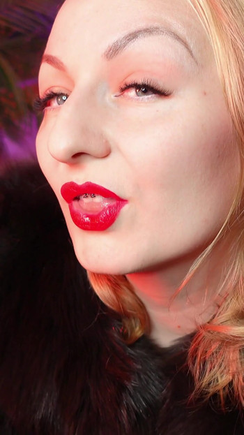 Zadivljujući trenutak iz "FUR SOUNDS and hot LIPS fetiš video - ASMR relax sounding"