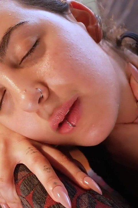 Naughty Pierced Morena em meias de nylon dança e se masturba com vibrador