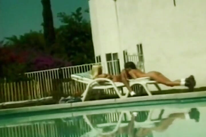 Ao lado da piscina é a melhor peça para alguma ação lésbica fumegante