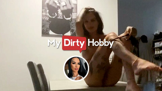 A gata tatuada Maja-Bach desliza sua calcinha dentro de sua buceta molhada enquanto ela brinca com seu clitóris - mydirtyhobby