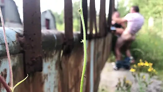 Betapa saya mencintai musim panas untuk kesempatan bercinta di semak-semak