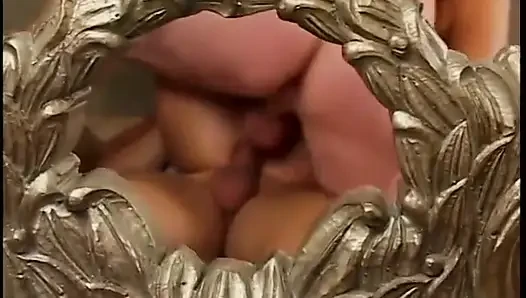 Blonde MILf-schönheit lutscht zwei typen gleichzeitig