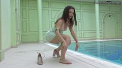 A adolescente mais sexy Lizi Vogue nada nua na piscina