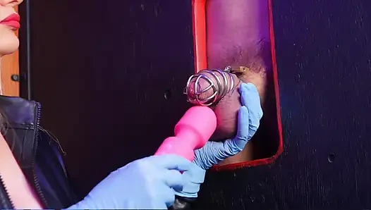 Cewek dominan dengan kostum leather catsuit lagi asik muasin kontol pria ini dengan ganas: vibrator, paddle, sounding & sarung tangan sampai dicrot di dalam