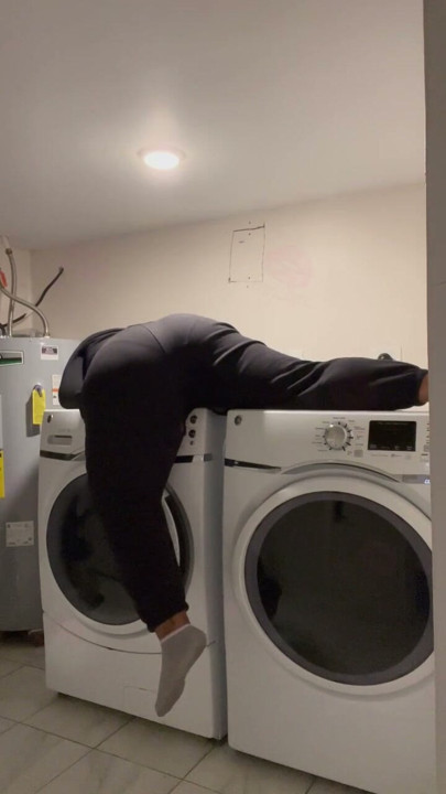 Se meg gni meg mot vaskemaskinen i SAKTE FILM | Klipp 1