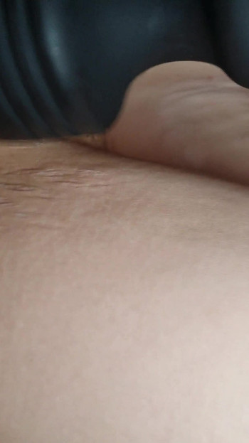 Prava amaterska mormonska žena jaše ogromni dildo do orgazma, domaća snimka