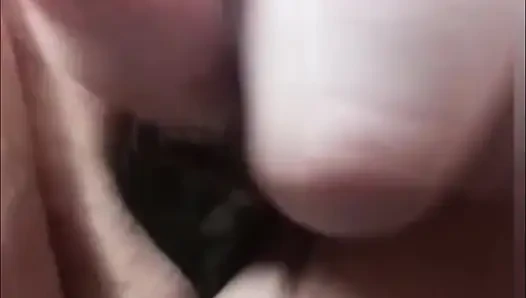 Masturbuje her dildo