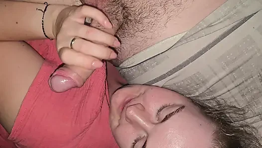 Meine geile ehefrau spielt mit meinem großen schwanz und gibt mir einen heißen blowjob