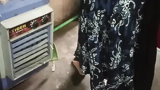 Sister-in-law in the kitchen, sister-in-law took out the water of the brother-in-law's land, showing big boobs with her hands Hindi audio.