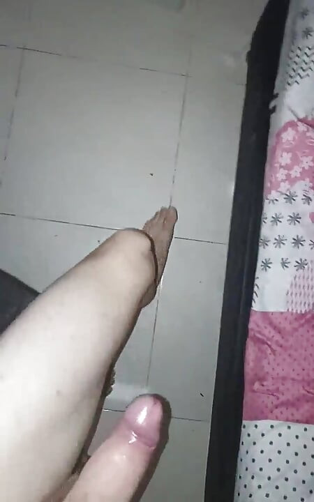 Mlada brineta kaže da se po prvi put osećam kao žena, budući da njen muž nije u sali sa njom u krevetu ona ja