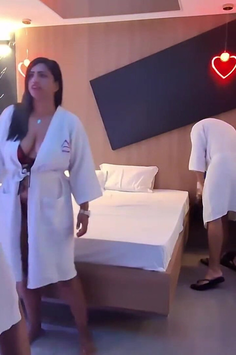 Aquecimento no motel: Nicólly e a loira trans dançando e provocando!