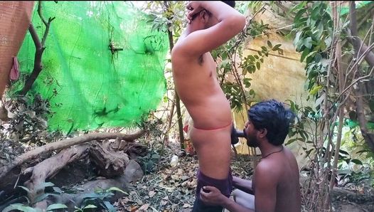 印度德西村继兄弟大学生口交未割包皮的厨师操美丽的屁股。