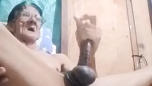 Yalnız kadın yine mastürbasyon yapıyor