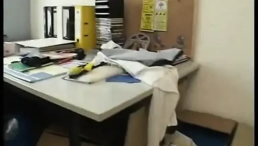 Tante seksi yang kesepian lagi asik masturbasi untuk muasin kamu