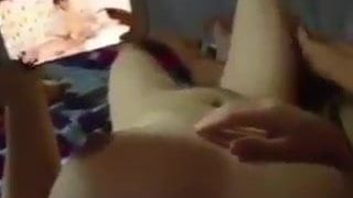 Comienza a perforar para la novia que está viendo porno (asiático casero)