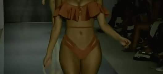 Awek strut 2.mp4
