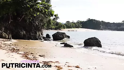 Putri Cinta, bombasse asiatique, joue avec sa chatte sur une plage vide