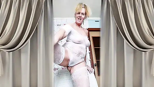 Горячая домохозяйка Lukerya флиртует в открытом прозрачном белом комбинезоне на кухне 2