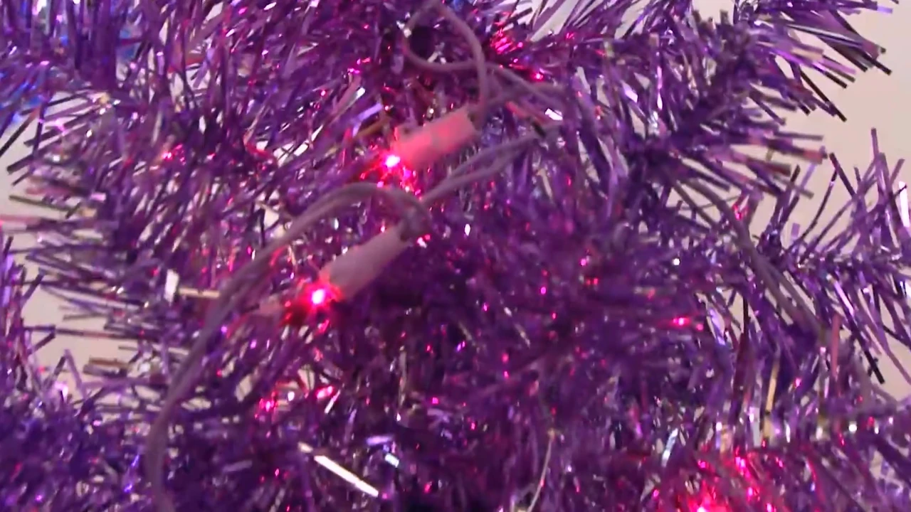 Noel Baba Noel tutkusunda ateşli sarışın bebeği yalıyor