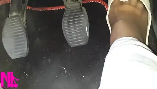 Pedal memompa dan mengemudi di jalan raya dengan flat yang usang lembut dan kaus kaki nilon