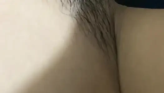 Kalın ve çamurlu bir amcığın içine giriyor