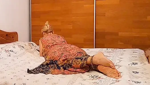Olgun sarışın eş arada seksten hoşlanır