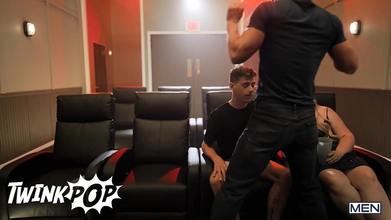 Joey Mills ve Felix Fox sevgilisiyle sinemaya gidiyor ama sonunda birlikte sikiliyorlar - twink pop
