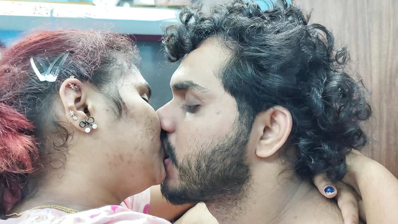 Hot ζευγάρι Lip Lock με γλείψιμο στον αφαλό και πρέσα βυζιών